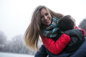 couple en paysage d'hiver photo