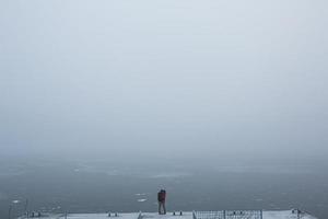 couple en paysage d'hiver photo