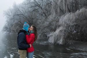 couple en paysage d'hiver photo