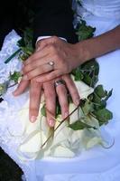 mains de mariage photo