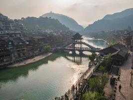 vue sur le paysage le matin de la vieille ville de fenghuang .l'ancienne ville de phoenix ou le comté de fenghuang est un comté de la province du hunan, en chine photo