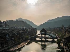 vue sur le paysage le matin de la vieille ville de fenghuang .l'ancienne ville de phoenix ou le comté de fenghuang est un comté de la province du hunan, en chine photo