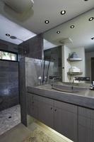 miroir au-dessus du lavabo dans la salle de bain
