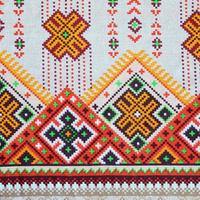 motif de broderie tricoté d'art populaire ukrainien traditionnel sur tissu textile photo