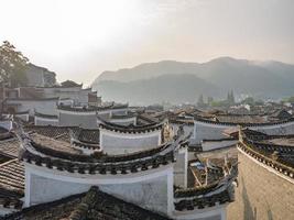 toit de maison vintage chinoise dans la vieille ville de fenghuang.phoenix ancienne ville ou comté de fenghuang est un comté de la province du hunan, chine photo