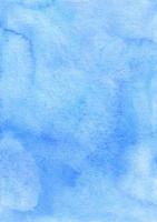 texture de fond aquarelle abstraite bleu ciel clair, peinte à la main. toile de fond de couleur céruléenne pastel artistique, taches sur papier. fond d'écran de peinture aquarelle. photo