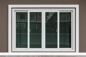 cadre de fenêtre moderne à l'extérieur de la maison photo