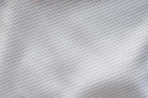 maillot de football de vêtements de sport en tissu blanc avec fond de texture en maille d'air photo