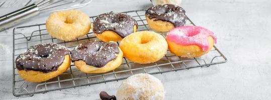 beignets au chocolat et beignets roses sur la table de cuisine photo