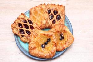 tarte à la confiture de treillis servie dans une assiette sur une table en bois. photo