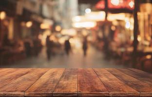 dessus de table en bois vide sur flou abstrait du restaurant de rue en plein air arrière-plan de la ville de nuit, pour l'affichage du produit de montage, rendu 3d photo