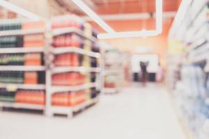 allée de supermarché avec étagères de produits de boissons arrière-plan flou photo