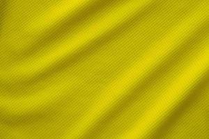 tissu de vêtements de sport de couleur jaune maillot de football texture vue de dessus gros plan photo