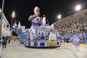 rio de janeiro, rj brésil - 09 février 2018 - défilé de l'école de samba à sambodromo. academicos do sossego pendant le festival à la rue marques de sapucai photo