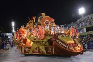 rio de janeiro, rj brésil - 09 février 2018 - défilé de l'école de samba à sambodromo. unidos do porto da pedra pendant le festival dans la rue marques de sapucai. photo