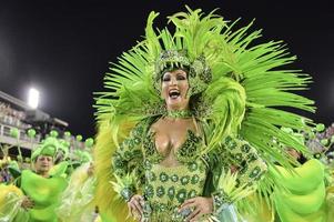 rio de janeiro, rj brésil - 09 février 2018 - défilé de l'école de samba à sambodromo. rensacer de jacarepagua pendant le festival à la rue marques de sapucai. photo