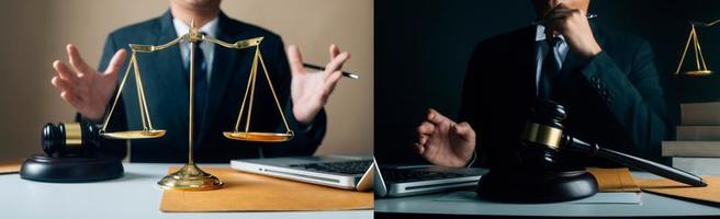 concept de justice et de droit. juge masculin dans une salle d'audience sur une table en bois et conseiller ou avocat masculin travaillant au bureau. concept de droit, de conseil et de justice juridique. photo