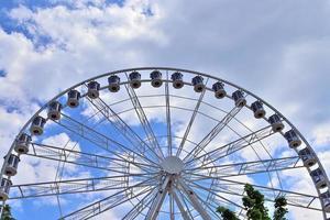 grande roue blanche trouvée à la semaine de kiels en allemagne photo