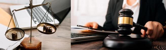 avocat masculin travaillant avec des documents contractuels et un marteau en bois sur table dans la salle d'audience. justice et droit, avocat, juge de la cour, concept. photo