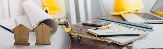 Deux collègues discutant des données de travail et tablette, ordinateur portable avec sur le projet architectural sur le chantier de construction au bureau au bureau photo