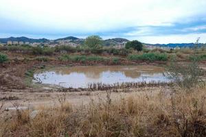 fleuve llobregat très proche de son embouchure dans la mer méditerranée près de la ville de barcelone. photo