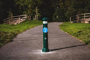 panneau réservé aux cyclistes et piétons photo