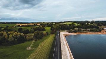 vue aérienne de la route entre le lac et la terre photo