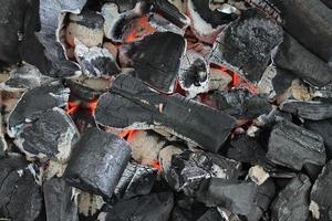charbon brûlant orange chaud sur un barbecue. photo