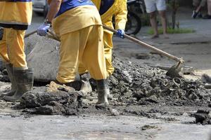 rio de janeiro, brésil - 02 mars 2018 - la rétrocaveuse travaille à l'enlèvement d'une voiture tombée dans un trou, causée par une fuite de conduite d'eau photo