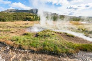 source chaude dans la zone de geyser de haukadalur en islande photo