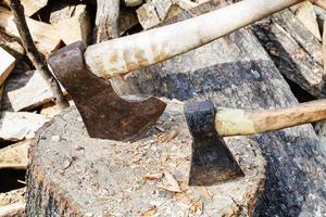 deux haches en bloc pour couper du bois de chauffage photo