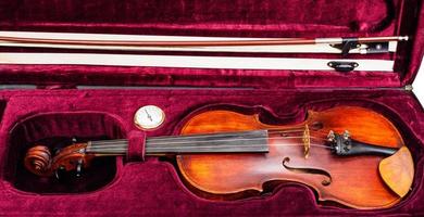 violon classique avec archet dans un étui en velours rouge photo