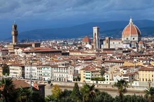horizon de la ville de florence avec duomo et palazzo photo