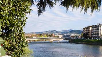 vue sur le ponte risorgimento du fleuve adige photo