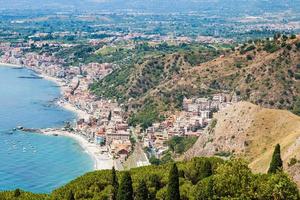 vue sur la ville de giardini naxos sur la côte de la mer ionienne photo