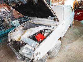 réparation de vieille voiture dans un garage de campagne photo