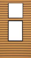 panneau d'affichage blanc vide vertical sur un concept de plancher en bois brun. modèle de conception de bannière de produit.