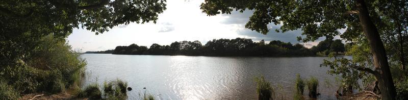 beau panorama haute résolution d'un paysage de pays d'europe du nord avec des champs et de l'herbe verte photo