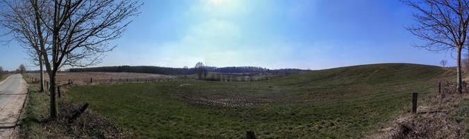 beau panorama haute résolution d'un paysage de pays d'europe du nord avec des champs et de l'herbe verte photo