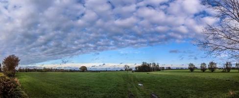 beau panorama haute résolution d'un paysage de pays d'europe du nord avec des champs et de l'herbe verte photo