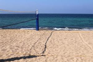 plage de sable sur la mer méditerranée dans le nord d'israël. photo