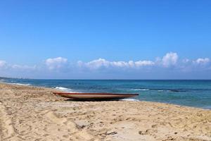 plage de sable sur la mer méditerranée dans le nord d'israël. photo