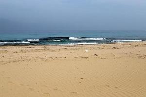 plage de sable sur la mer méditerranée dans le nord d'israël. photo