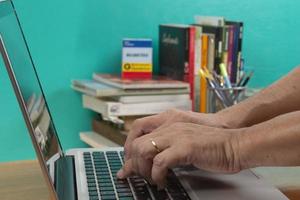 personne avec la main sur le clavier à un bureau photo