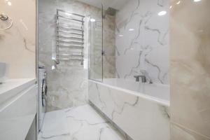toilettes et détail d'une cabine de douche d'angle avec fixation murale pour douche photo