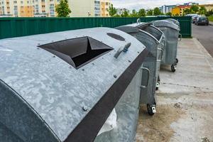 poubelles métalliques pour la collecte séparée des déchets dans une zone densément peuplée de la ville photo