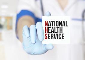 mots du service national de santé et main du médecin avec marqueur photo