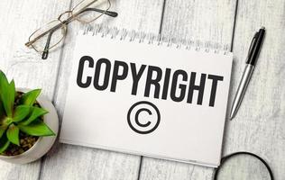 mot concept copyright sur le bloc-notes et les fournitures de bureau photo