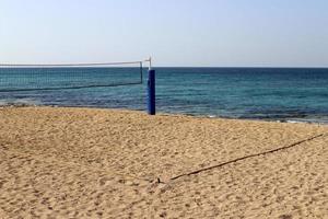 plage de sable sur la mer méditerranée dans le nord d'israël. photo