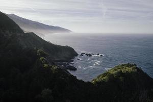 paysage californien vintage avec vue sur l'océan pacifique et les montagnes verdoyantes photo